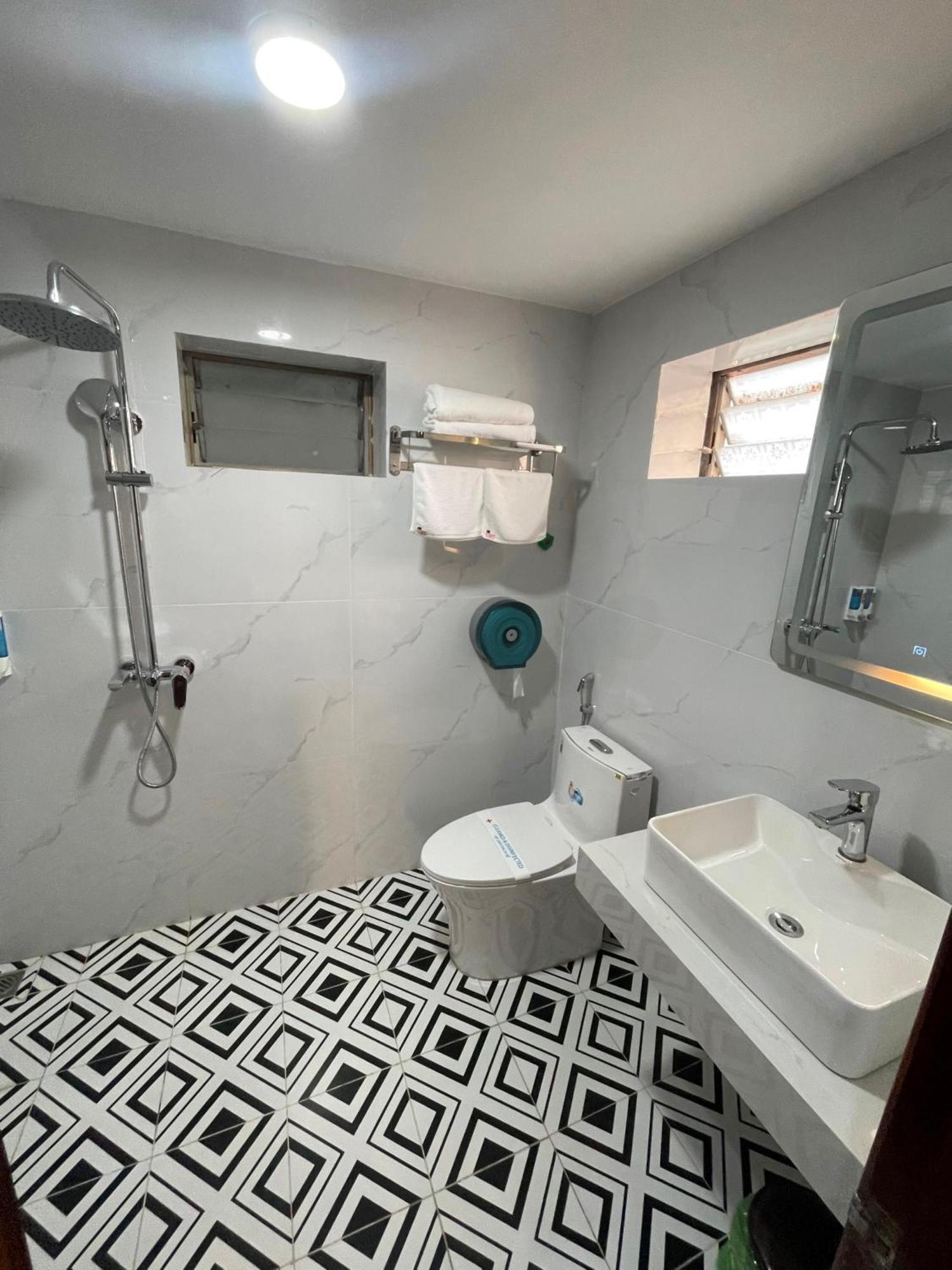 Nhat Tan Hotel Hanoi Bagian luar foto