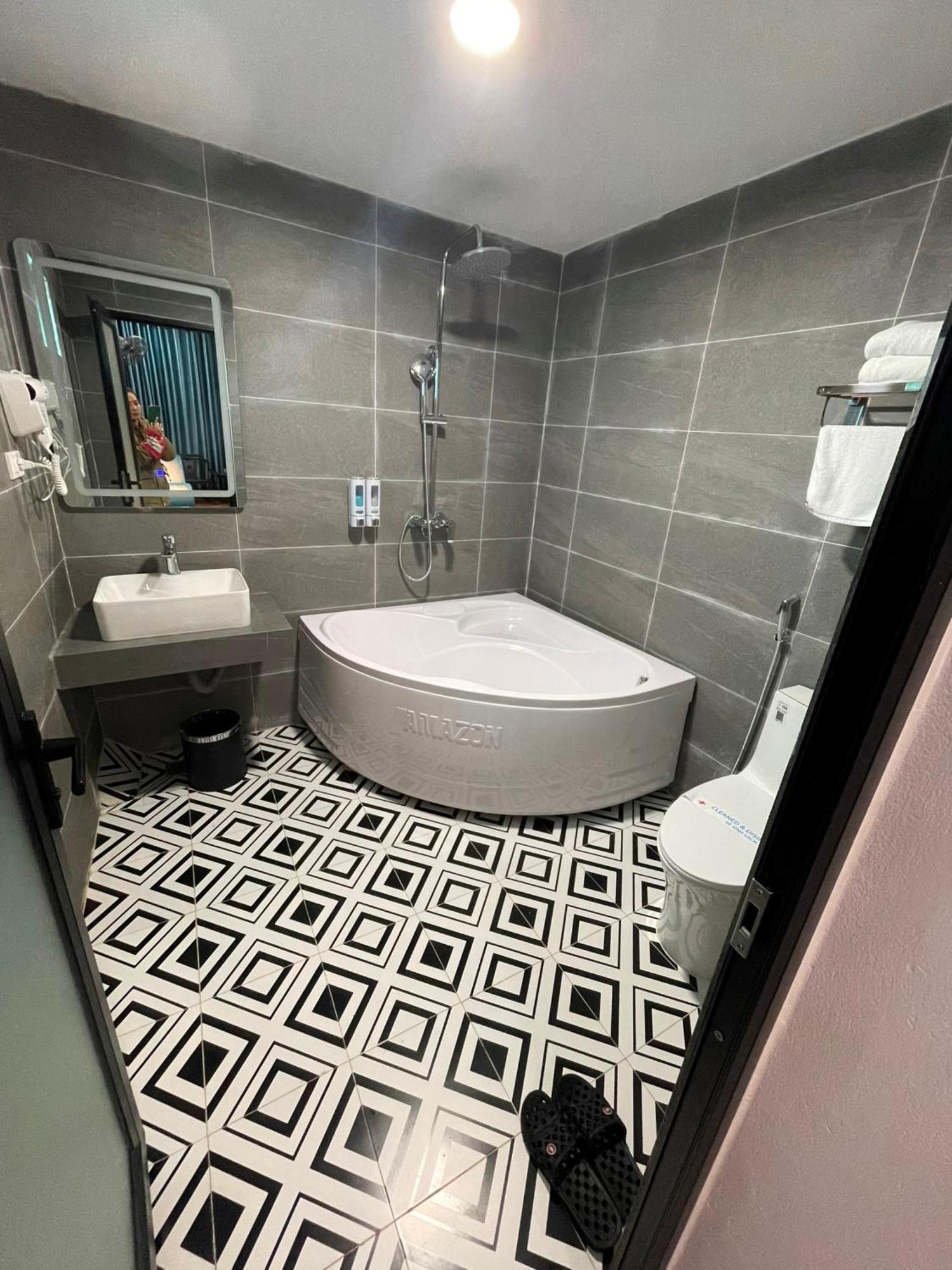 Nhat Tan Hotel Hanoi Bagian luar foto