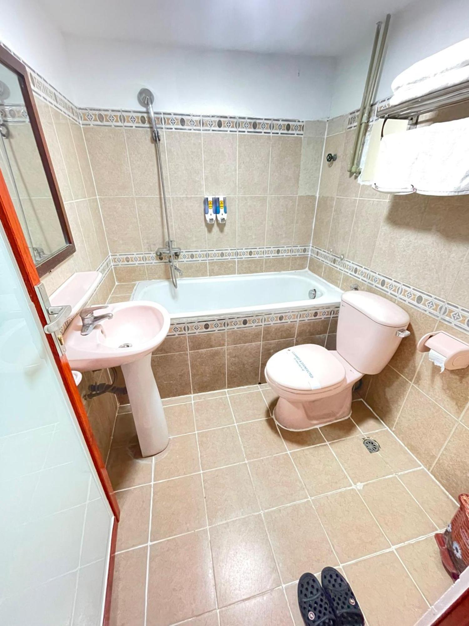 Nhat Tan Hotel Hanoi Bagian luar foto