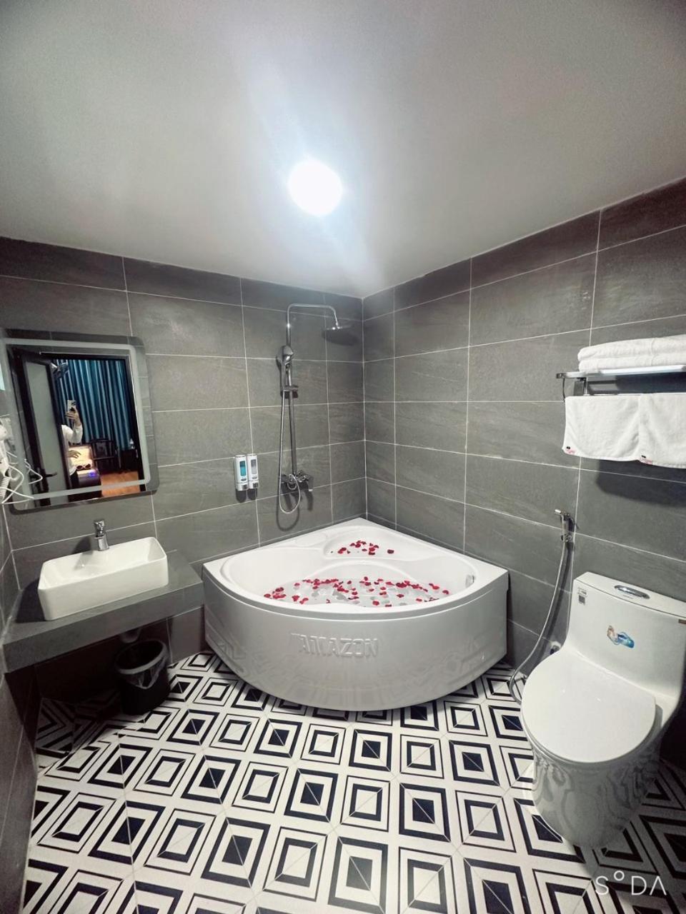Nhat Tan Hotel Hanoi Bagian luar foto